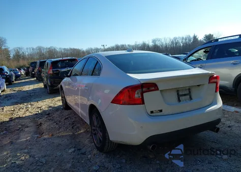 2013 Volvo S60 T5 Platinum z USA, uszkodzony, nr VIN YV1612FS9D2206014